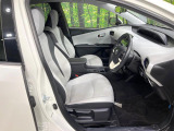 運転席まわりには十分なスペースがあり、大柄な方でもゆったり運転していただける環境です。