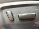 【パワーシート】スイッチ一つで簡単にシートの微調整が可能!電動だから力もいりません!自分に最適なシートポジションにセットして、快適なドライブをお楽しみください。