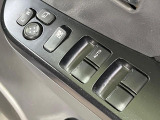 【電動格納ミラー】サイドミラーは電動格納式となっており、狭い駐車場でもキズがつくリスクを抑えられます。