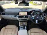 オイスターレザーシートやウッドパネルなど高級感漂う室内もハイラインパッケージ付の魅力です!オイスターレザーシートとポルティマオブルーのボディカラーとのお洒落な組み合わせ必見です!