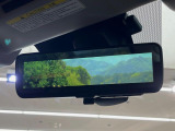 【スマートリヤビューミラー】後席の大きな荷物や同乗者で後方が確認しづらい時でも安心!カメラが撮影した車両後方の映像をルームミラー内に表示。クリアな視界で状況の確認が可能です!
