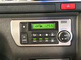 【オートエアコン】一度お好みの温度に設定すれば、車内の温度を検知し風量や温度を自動で調整。暑い&hellip;寒い&hellip;と何度もスイッチ操作をする必要はありません。快適な車内空間には必須の機能ですね♪
