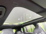 【パノラマルーフ】大型のガラスルーフ搭載で車内の解放感が一気にアップ!開放的なドライブをお楽しみいただけます。