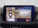 【360&deg;ビュー・モニター】クルマを真上から見たような俯瞰(ふかん)映像や助手席側のサイド映像など、視点を切り替えて表示。さまざまなアングルで視界をサポートします。