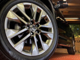 【純正19インチアルミホイール】外観にマッチした純正アルミホイールを装着しております。各種社外アルミホイールや、スタッドレスタイヤも取扱いしております。是非ご相談ください♪