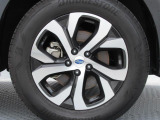 純正18インチアルミホイール。 タイヤサイズは225/60R18