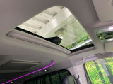 【サンルーフ】開放感たっぷりの希少装備、サンルーフが装着されています!車内に明かりを取り入れたり景色を楽しむ以外にも、車内の空気も簡単に換気できて快適です!