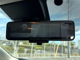 【 デジタルインナーミラー 】車両後方カメラの映像をミラーに映すことが出来ます! そのため、後席に人や荷物があって後方が見えづらい場合でもしっかり視界を確保することが出来ます!//