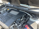 【STIタワーバー】お車の剛性を高めるタワーバーを装備。よりスムーズなコーナリング走行が可能となり、走りも楽しめます。