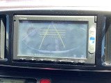 後退時に車両の後ろ側をモニター画面に表示します。車庫入れが苦手な人もこれで安心♪