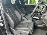 人間工学に基づいて設計されたシートは車のもっているドライビングフィールを存分にドライバーに伝えてくれるクオリティの高い仕上がりとなっています。