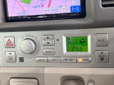 【オートエアコン】一度お好みの温度に設定すれば、車内の温度を検知し風量や温度を自動で調整。暑い&hellip;寒い&hellip;と何度もスイッチ操作をする必要はありません。快適な車内空間には必須の機能ですね♪