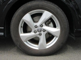 全車両に標準装備の純正アルミホイールは、純正ならではのバランスの良いデザインと、走行安定性をお楽しみ頂けます。