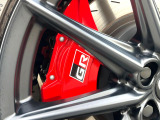 【GRモノブロックブレーキ】ハイパワー車両には強力なブレーキが必須!色鮮やかなキャリパーがスポーティな印象を引き立てます♪