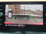 ギアをリバースに入れると車両後方の映像を映し出します。画面にはガイドラインが表示され、車庫入れや縦列駐車などの際に安全確認をサポートします。