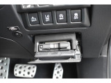 ハンドル右下にビルトインETC。車種専用ケースにて装着されており運転の邪魔にもならず高速の乗り降りも楽になります。