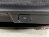 ハンズフリーパワーテールゲート『電動のテールゲートを装備しておりますのでボタン操作一つで開閉が可能です。ハンズフリー機能もありますのでお手を触れずに開閉することも可能です。