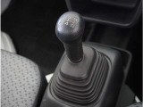 【シフトレバー】シフトもとても操作しやすいデザインになっております。運転する人の事を第一に考えた操作性の高い仕様です。