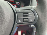 Hondaセンシングの機能のひとつ、アダプティブクルーズコントロール付!アクセルから足を離しても設定したスピードと前車との車間を保ち走行してくれます!車線維持もアシスト☆高速道路で疲労軽減ですね☆