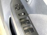 【電動格納ミラー】サイドミラーは電動格納式となっており、狭い駐車場でもキズがつくリスクを抑えられます。