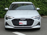 Audiデザインの特徴であるシングルフレームグリルが存在感を主張します。