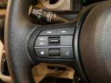 【ステアリングリモコン】ステアリングにオーディオ調節可能なスイッチが装備されていますので運転中でも視線をそらさずにオーディオの調節が可能です!