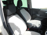 運転席は、運転のしやすさ、楽しさを体感できるように。助手席は、くつろぎを感じる空間になっています。