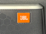【JBLサウンドシステム】メーカーオプションの高品位サウンドシステムを搭載。専用のチューニングが施された大小様々なスピーカーから良質なサウンドが奏でられ、臨場感あふれる音響空間を演出します。