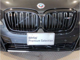 BMW代表的な特徴のキドニーグリル。BMWのすべてのモデルに採用され、BMWらしさを強調しております。