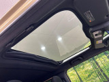 【スカイフィールトップ】ガラスルーフ搭載で車内の解放感が一気にアップ!開放的なドライブをお楽しみいただけます。