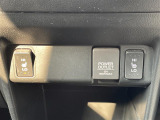 【シートヒーター】シートを温めてくれる暖房機器です。長時間座っていると負担が掛かりやすい背中や腰、または冬場などの寒い日に冷えやすい脚部に快適なぬくもりを伝えます。
