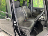 運転席まわりには十分なスペースがあり、大柄な方でもゆったり運転していただける環境です。
