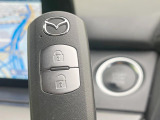 【アドバンストキー】カバンやポケットに入れたままでもドアの施錠・解錠が可能なスマートキーを装備。エンジンのオン・オフ時もカギを取り出す必要が無いからとっても便利です♪