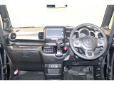 操作性に優れた運転席となります!小物入れや各ボタンの配置にこだわり、使いやすいです!座り心地もよく視認性も良好なのでロングドライブもお任せ下さい!