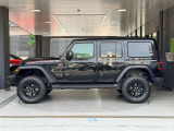 ホイールアーチが台形なのはJeepのみのデザインになり、ここを見てもJeepとすぐ分かります!