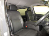 ドライバー目線で、使いやすく安全操作性と良好な視界を実現した運転席です。