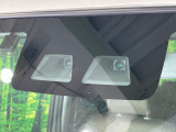 【スマートアシスト】走行中に前方の車両等を認識し、衝突しそうな時は警報とブレーキで衝突回避と被害軽減をアシスト。より安全にドライブをお楽しみいただけます。