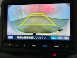 後退時に車両の後ろ側をモニター画面に表示します。車庫入れが苦手な人もこれで安心♪