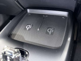 センターコンソールにはワイヤレス充電エリアを設けており、スマートフォン2台の同時充電にも対応。使い勝手と快適性を高める便利な装備です。