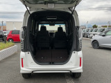 狭い駐車場などでテールゲートが開けられない時は、後席の座面をはね上げて荷物を積める空間に。はね上げ(チップアップ)操作はワンアクションです。