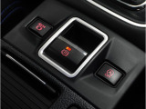 電動パーキングブレーキを採用。指で軽く引き上げればパーキングブレーキが掛かり、押すと解除ができます。