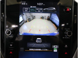 後方映像を11.6インチディスプレイに表示し、ステアリング連動ガイドラインが駐車をサポート。さらに後退時はリヤ4センサーが障害物を検知し、必要に応じてブレーキが作動します。