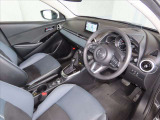 厚手のフロントシートです。少し硬めでサポート性や座り心地も良好です。また、CX-5は、ドライバーとハンドル・ペダル類が正対するようにドライバーシートが配置されています。正しい操作には重要です★☆★☆