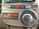 【オートエアコン】一度お好みの温度に設定すれば、車内の温度を検知し風量や温度を自動で調整。暑い&hellip;寒い&hellip;と何度もスイッチ操作をする必要はありません。快適な車内空間には必須の機能ですね♪