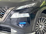 【LEDヘッドライト】悪天候や夜間走行時も良好な視界を確保し安心して運転できる高輝度LEDヘッドライトを装備!点灯速度が早く、消費電力も抑えられています。