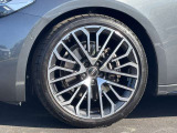 Audiは多様なホイールデザインを提供しており、スポークの形状やサイズ、仕上げ(ポリッシュド、マット、ブラックなど)によって選択肢が豊富です。