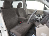 運転席のスペースはゆったりしていて、視界も広く確保されているので普段の運転からロングドライブまで快適です。