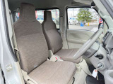 運転席まわりには十分なスペースがあり、大柄な方でもゆったり運転していただける環境です。