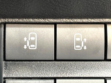 【ハンズフリー機能付き両側パワースライドドア】スライドドアの下に足先を入れてすぐ引くと、自動的にスライドドアが開閉します!荷物で両手がふさがった状態でも、ドアの開閉ができてとっても便利!