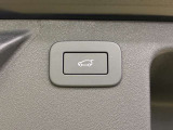 【パワーテールゲート】ボタン操作でテールゲートが開閉です。両手が荷物で塞がっていても、スムーズに開閉を行えます。